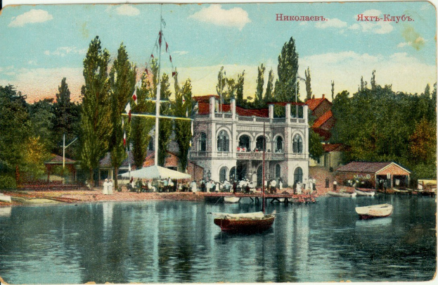 Alte Postkarte zeigt einen See mit Booten, umgeben von Gebäuden, Bäumen, Pfählen, Flaggen, Menschen, Zelten und Text auf der Postkarte.