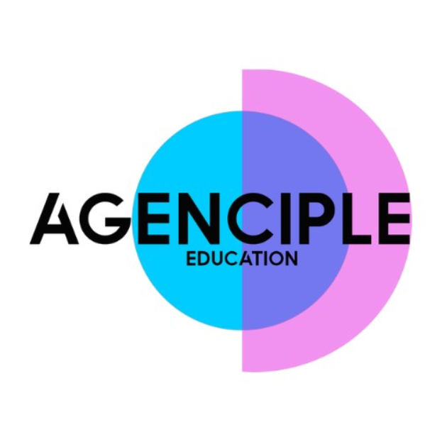Ein weißer Hintergrund mit einem bunten Kreis in der Mitte, der den Text 'Agence Education' in fetter schwarzer Schrift enthält, in blau und pink unterteilt, von einem dünnen schwarzen Rand umgeben und mit einem Podcast-Logo in der rechten unteren Ecke.