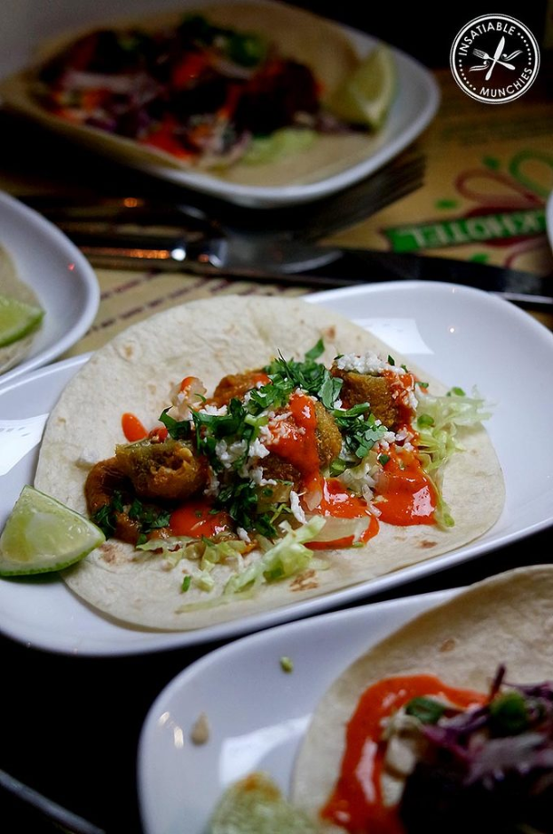 Teller mit Essen und ein Messer auf einem Tisch mit einem Logo in der rechten oberen Ecke.