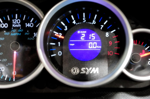 Tacho mit Nadel bei 50 Meilen pro Stunde.