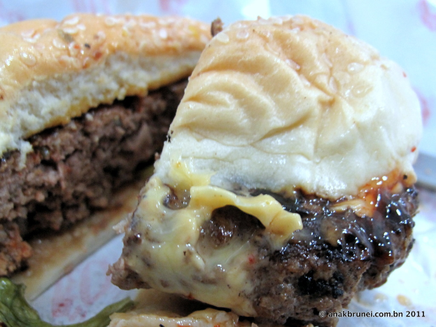 Ein Teller mit einem Lebensmittel und Text in der unteren rechten Ecke.