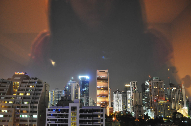 Gebäude mit Lichtern beleuchtet.