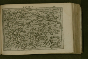 Offenes Buch mit detaillierter Karte von Bayern mit beschrifteten Städten und Dörfern, begleitet von beschreibendem Text.