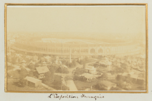 Altes Schwarz-Weiß-Foto eines Stadions in städtischer Umgebung, umgeben von Gebäuden, Bäumen und Strommasten, mit Text unten.