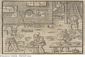 Eine Gravur einer Schmiedewerkstatt mit mehreren Personen um einen Tisch mit Schalen, Werkzeugen und Gegenständen herum und Text unten.