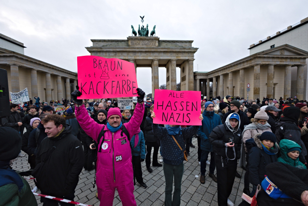 Gruppe demonstriert vor dem Reichstagsgebäude in Berlin gegen die Anti-Nazi-Bewegung der deutschen Regierung.