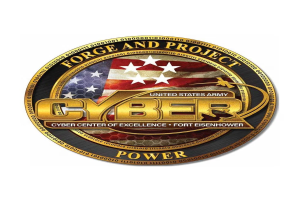 Logo der United States Army Cyber Center of Excellence, Fort Eisenhower, mit einem blauen Kreis mit einem weißen Stern, einem weißen Rand und dem Text "Forge and Project Cyber Power" in fetter schwarzer Schrift darunter.