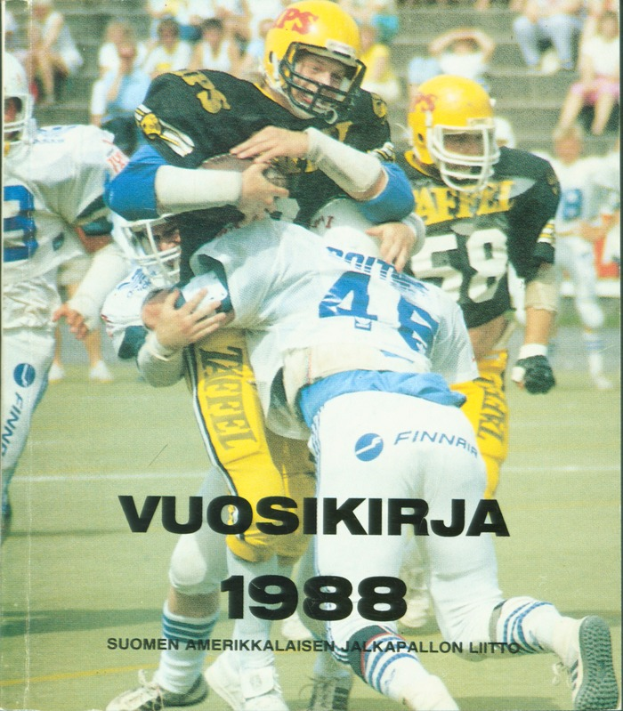 Eine Gruppe von Menschen in Sportbekleidung und Helmen, die Fußball spielen; im Hintergrund sitzen ein paar Personen auf einer Treppe; unten steht der Text "Vuosikirja 1988 - Suomen Amerikkaisen Jalkapallon Litto".