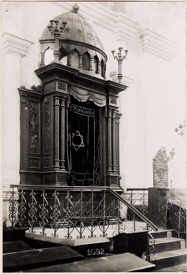 Ein altes Schwarz-Weiß-Foto einer jüdischen Synagoge in New York City, das eine Treppe, Geländer, Säulen, eine Tür und eine Wand zeigt, mit der Beschriftung "Jüdische Synagoge in New York City" unten.