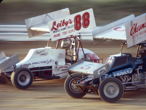 Mehrere Autos fahren auf einer Straße mit einer Sichtschutzbarriere, mit einem unscharfen Hintergrund.