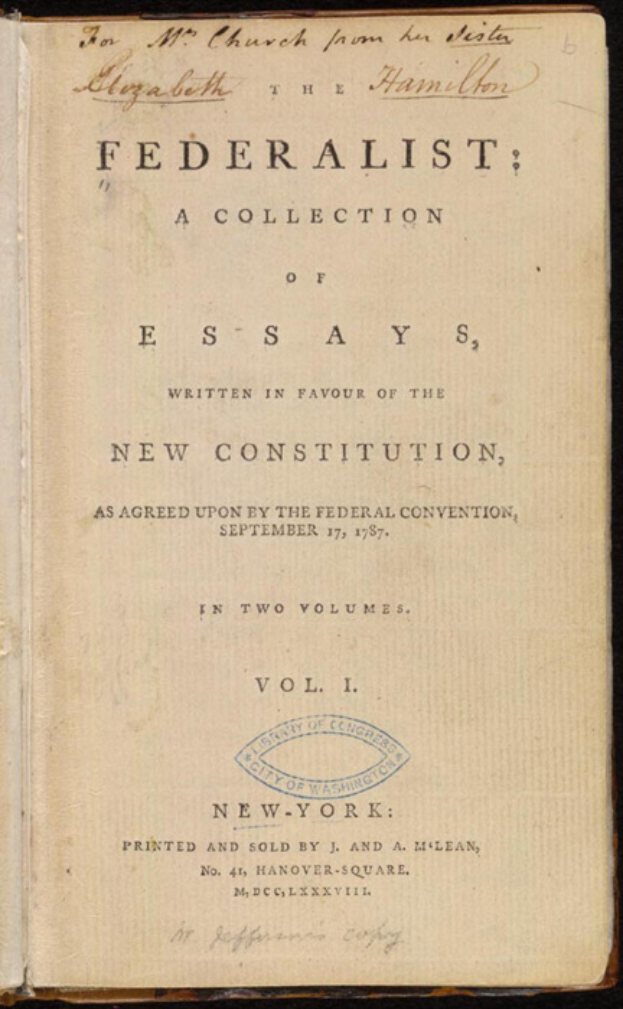 Ein aufgeschlagenes Buch mit dem Titel "Bundesstaat: Eine Sammlung von Essays zugunsten der neuen Verfassung, wie sie von der Bundesversammlung am 17. September 1787 in zwei Bänden, New York" auf dem Cover gegen einen schwarzen Hintergrund.
