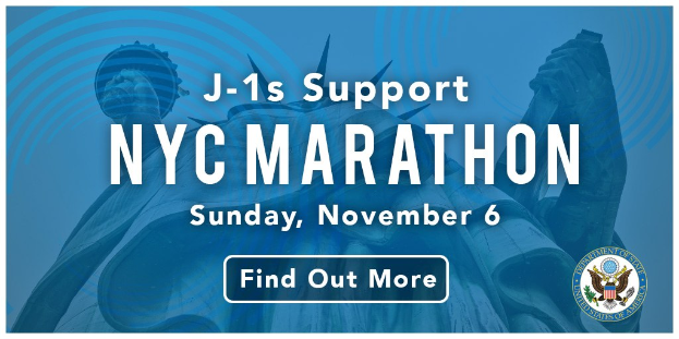 Plakat, das den New York City Marathon am 6. November anpreist, mit dem Text "j-1s unterstützt NYC Marathon" und dem Logo des Events.