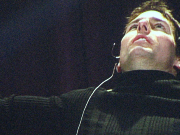 Ein Mann mit Mikrofon.