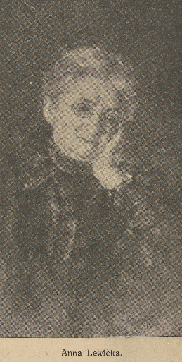 Eine Frau mit Brille, identifiziert als Anna Lewicka, hat einen sanften Ausdruck, ihr Haar ist ordentlich zurückgebunden und sie trägt ein weißes Kleid mit einem gemusterten Schultertuch.