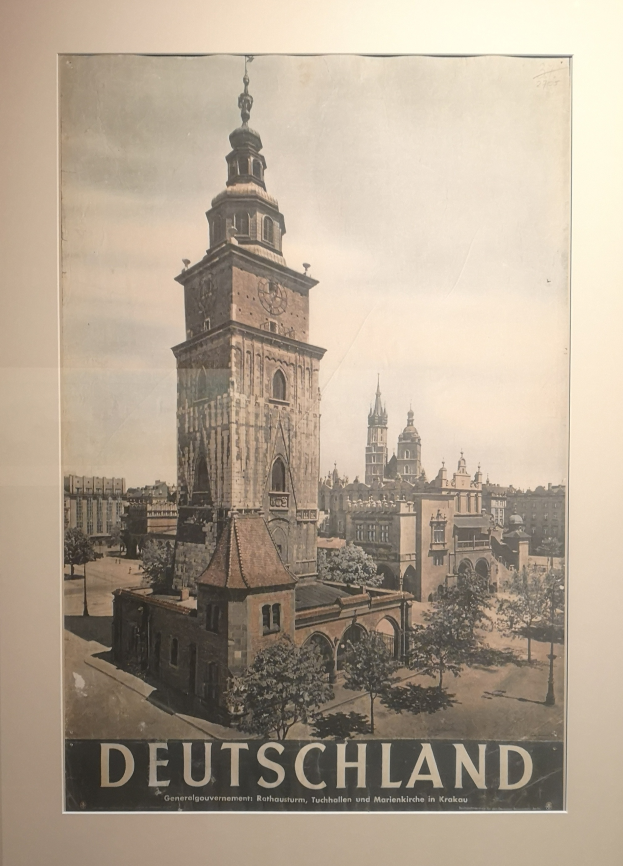 Ein Schwarz-Weiß-Foto einer Uhrenturm in Deutschland, umgeben von Gebäuden und Bäumen, mit Text am unteren Rand des Bildes.