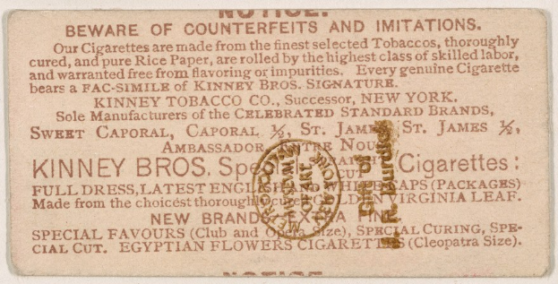 Papier mit schwarzem Text auf weißem Hintergrund und einem kreisrunden Stempel mit der Aufschrift "Vorsicht vor Fälschungen und Imitaten - Kinney Bros. Zigaretten" in schwarzem Umriss mit weißer Mitte.