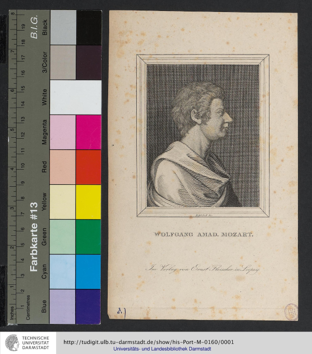 Porträt von Wolfgang Amadeus Mozart mit ernstem, nachdenklichem Gesichtsausdruck, dunklem kurzen Haar und direktem Blick; eine Waage ist links sichtbar und Text unten.