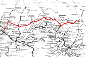 Eine schwarz-weiße Karte von Deutschland mit einer roten Linie, die eine Bahnroute anzeigt, beschriftet mit Städtenamen.