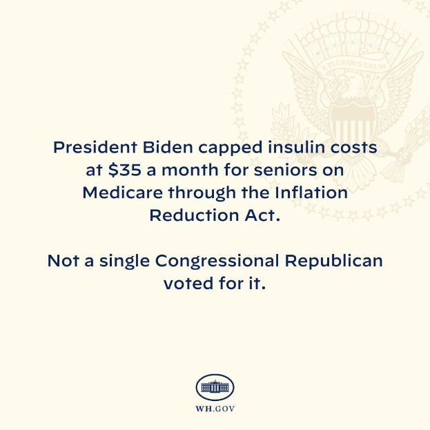 Plakat mit Logo und Text, der "Präsident Biden beschränkte die Insulin-Kosten auf 35 Dollar pro Monat für Senioren mit Medicare dank des Inflation Reduction Act" angibt.