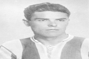 Schwarzes und weißes Foto eines jungen Mannes in einem T-Shirt vor einem weißen Hintergrund, mit Text, der darauf hinweist, dass er möglicherweise der erste Torschütze ist.