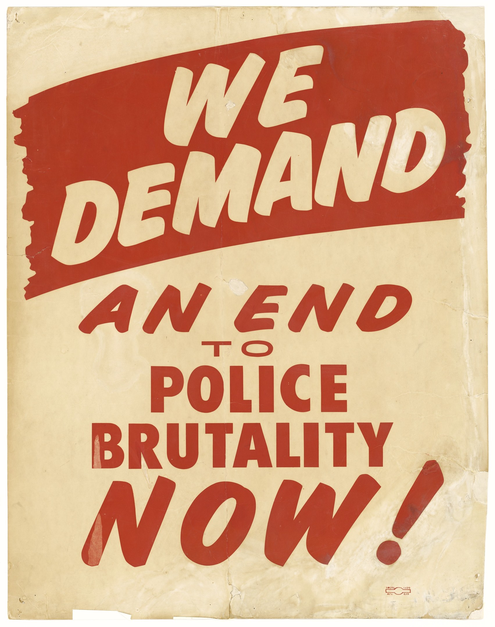 Ein Plakat mit fetter schwarzer Schrift auf weißem Hintergrund, eingerahmt von einem schwarzen Rand, trägt die Aufschrift "Wir fordern jetzt ein Ende der Polizeigewalt" in einer modernen, auffälligen Schriftart.