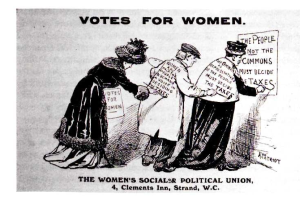 Drei Frauen in traditioneller Kleidung halten ein Papier mit der Aufschrift "Votes for Women: The Women's Social & Political Union" gegen einen hellblauen Himmel mit weißen Wolken.