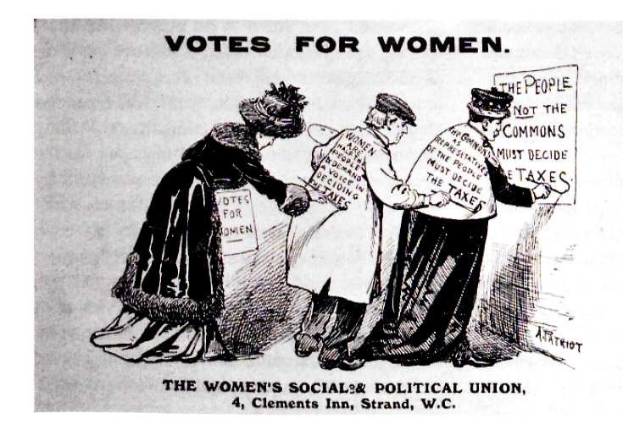 Drei Frauen in traditioneller Kleidung halten ein Papier mit der Aufschrift "Votes for Women: The Women's Social & Political Union" gegen einen hellblauen Himmel mit weißen Wolken.