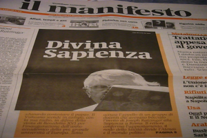 Eine Zeitung mit gedrucktem Text darauf.