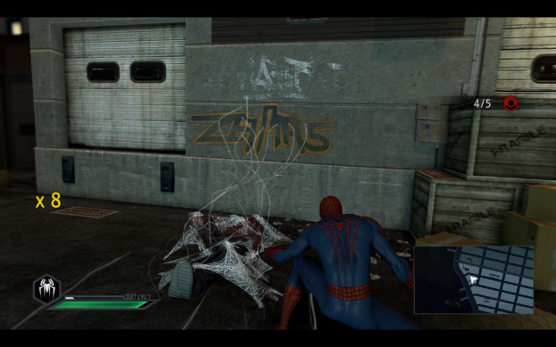 Ein Zug mit Kisten auf seinem Frachtbereich und einer Figur, die Spider-Man ähnelt, auf den Kisten steht.