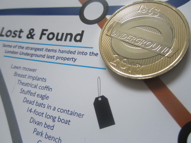 Eine Münze wird auf der rechten oberen Ecke eines Objekts mit Text darauf platziert.