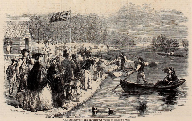 Menschen auf einem Steg neben einem Schmucksee im Regent's Park, mit Booten, Enten, Bäumen, einem Haus, einer Fahne und Wolken im Hintergrund.