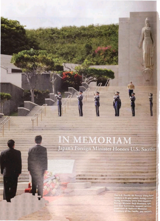 Eine Gruppe von Menschen, die auf den Stufen eines Gebäudes mit einer Statue auf der rechten Seite, Bäumen und Himmel im Hintergrund und Text unten stehen, der "In Memoriam Japan's Foreign Minister Honors U.S. Sacrifice" lautet.