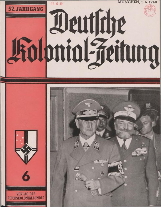 Buch mit dem Titel "Deutsches Kolonial-Feitung" vom 11/1940, das Adolf Hitler auf dem Cover zeigt, gehalten von einer Person umgeben von anderen mit Mützen.