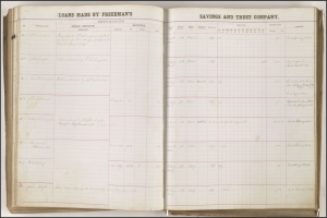 Ein aufgeschlagenes Buch mit schwarzem Hintergrund, das eine Liste von Texten und Zahlen zu Sparen und Vertrauen anzeigt.