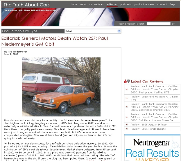 Eine Anzeige mit Fahrzeugen, Bäumen und einem Schuppen mit Text unten.