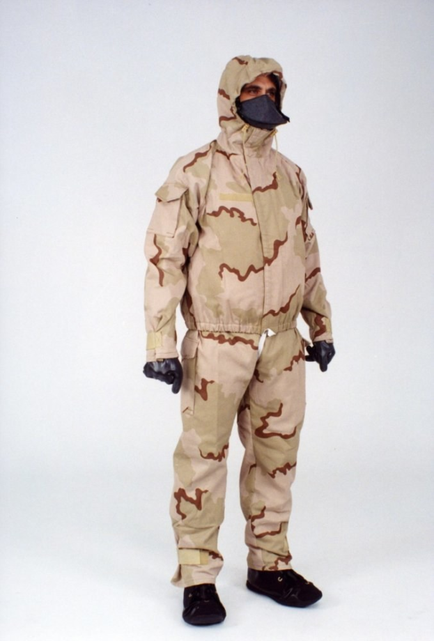 Mann in Tarnmuster-Schutzoverall und Maske vor einem weißen Hintergrund