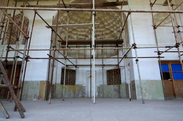 Pfähle in der Mitte mit einem Gebäude im Hintergrund, das Türen und Fenster aufweist.