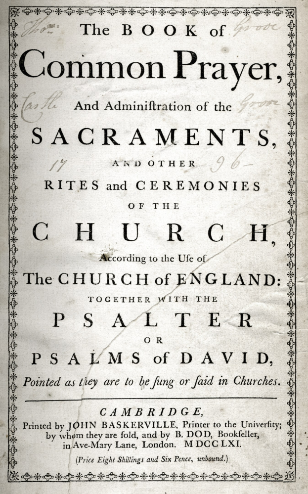 Ein altes Buch mit dem Titel "The Book of Common Prayer and Administration of the Sacraments, Rites and Ceremonies of the Church of England" ist aufgeschlagen auf einer Seite mit schwarzer Tinte.