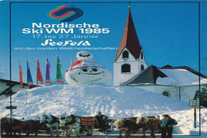 Ein Plakat der Nordischen Skiweltmeisterschaften 1985 in Seefeld, Schweiz, das eine schneebedeckte Landschaft mit Menschen, Pferden, Stöcken, Flaggen, Gebäuden, Bäumen und Himmel im Hintergrund sowie Text über das Ereignis zeigt.
