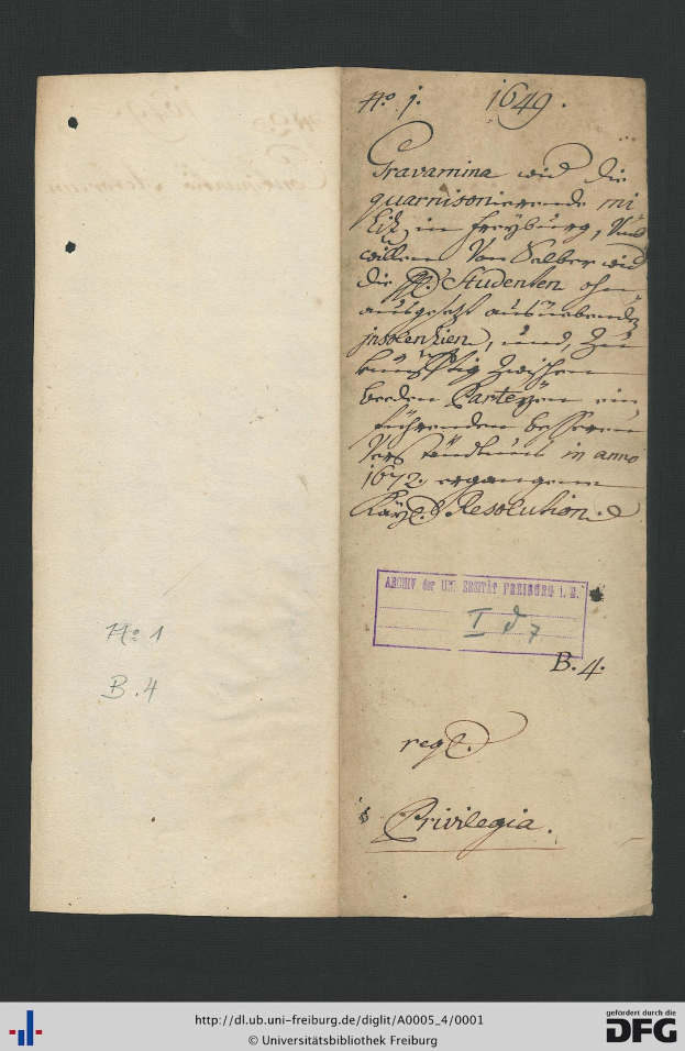 Offenes Buch mit handgeschriebenem Text auf den Seiten, wahrscheinlich ein Dokument der Bundesrepublik Deutschland, mit sichtbaren Wasserzeichen unten.