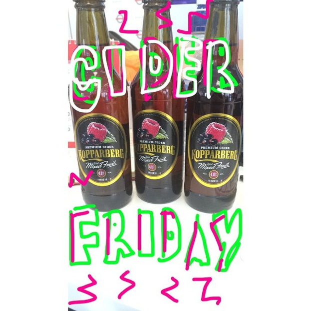 Mehrere Flaschen mit Getränken, darunter eine mit der Aufschrift "Freitag" und eine mit der Aufschrift "Cider."