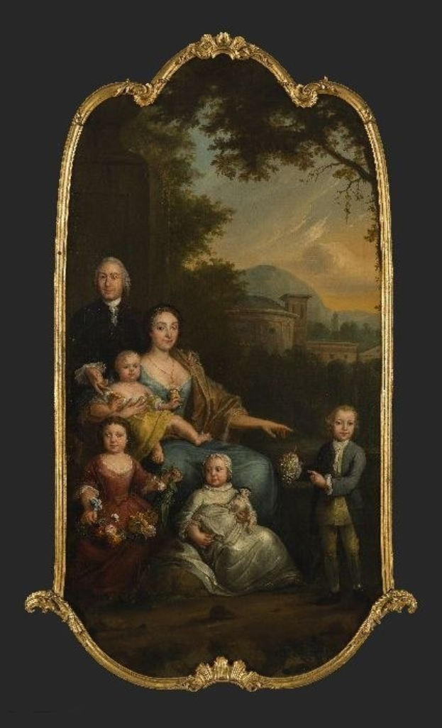 Gemälde eines Familienporträts mit einem Mann, einer Frau und zwei Kindern, gerahmt und vor einem Hintergrund aus Bäumen, Gebäuden, Hügeln und Himmel.