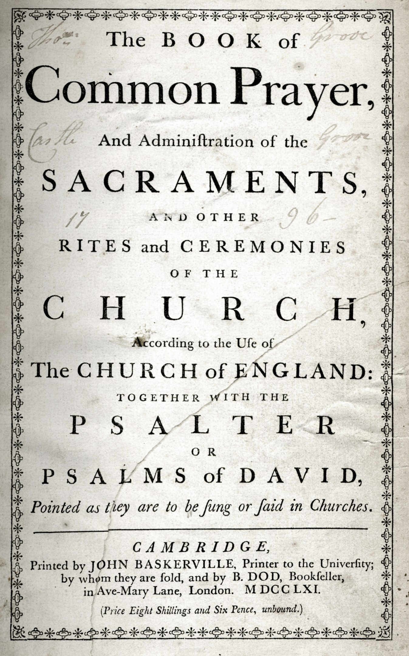 Ein altes Buch mit dem Titel "The Book of Common Prayer and Administration of the Sacraments, Rites and Ceremonies of the Church of England" ist auf einer Seite mit schwarzer Tinte aufgeschlagen.