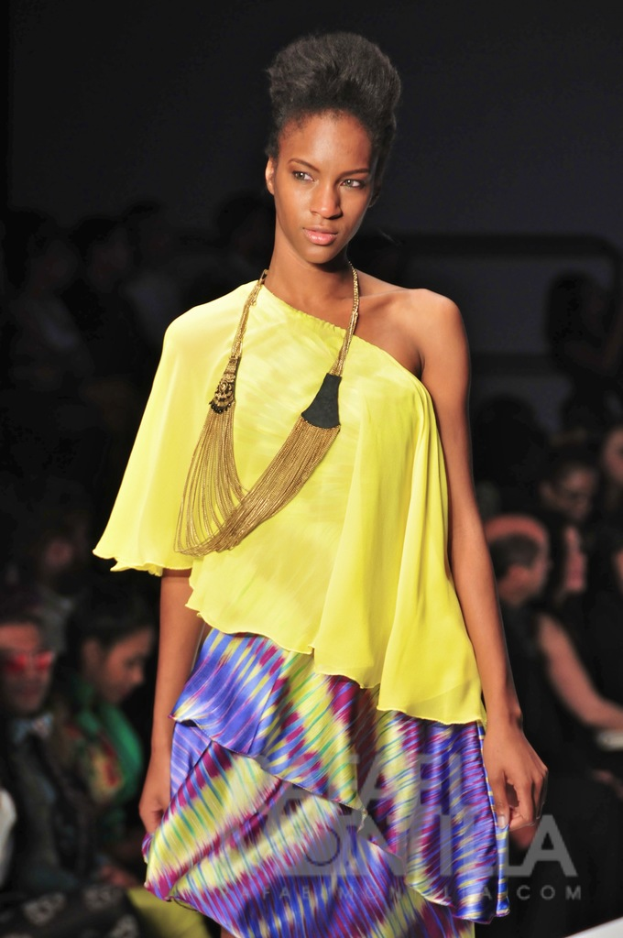 Frauen in der Mitte einer Menschenmenge