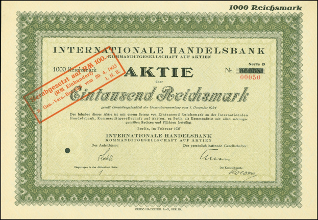 Ein gerahmtes Internationale Handelsbank-Aktienzertifikat mit einem roten Stempel und gedrucktem Text.