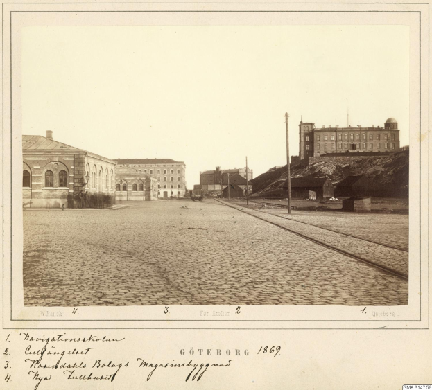 Schwarz-weiß-Foto einer Stadtstraße in Göteborg, Norwegen, von 1869 mit Gebäuden, Pfählen und einer Eisenbahnschiene.