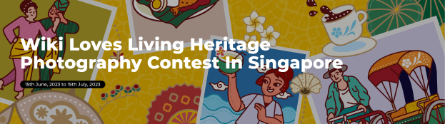 Ein Plakat für den Wiki Loves Living Heritage Photography Contest in Singapur, das eine lächelnde Frau in traditioneller Kleidung zeigt, die Blumen hält und von bunten Bildern und Text auf einem hellgelben Hintergrund umgeben ist.
