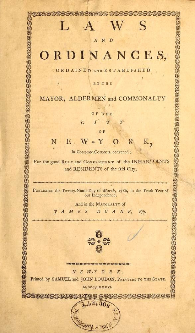 Ein altes Buch mit dem Titel "Gesetze und Verordnungen, verordnet und festgesetzt durch den Bürgermeister, Stadtrat und Gemeinwesen der Stadt New York" auf dem Cover aufgedruckt.