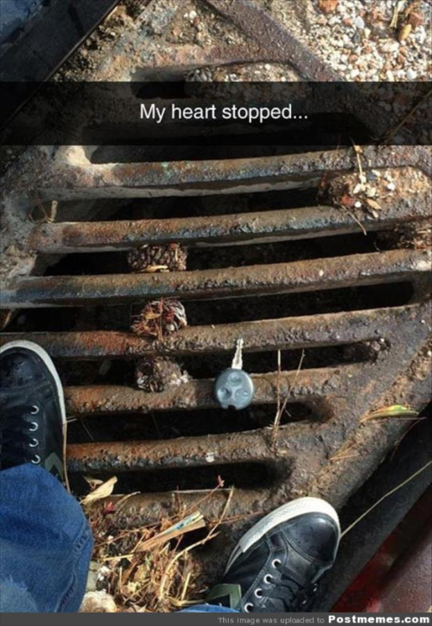 Eine Person steht auf einer Gulldeckelabdeckung mit einem Schlüssel darauf, und der Text "Mein Herz blieb stehen" ist daneben geschrieben.