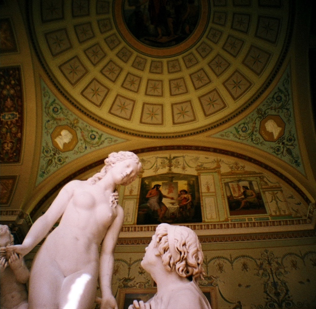 Skulpturen in der Mitte und links in einem Raum mit Gemälden an der Hintergrundwand.